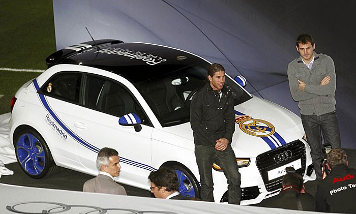 Iker Casillas và Sergio Ramos tạo dáng bên cạnh mẫu Audi A1 với các màu sắc và biểu tượng của CLB Real Madrid.